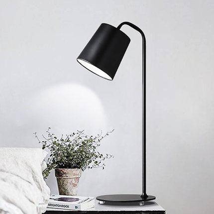 Lámpara de mesa design LED en metal de color Abajur