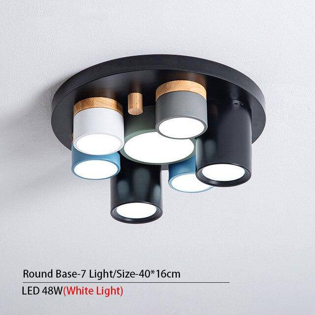 Plafonnier design avec plusieurs spots cylindriques colorés à LED