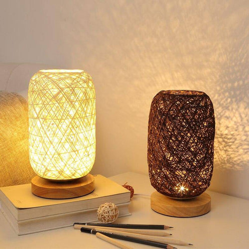 Lámpara de mesa LED de ratán con base de madera y pantalla redondeada