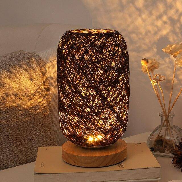 Lampe à poser en rotin LED avec socle en bois et abat-jour arrondie