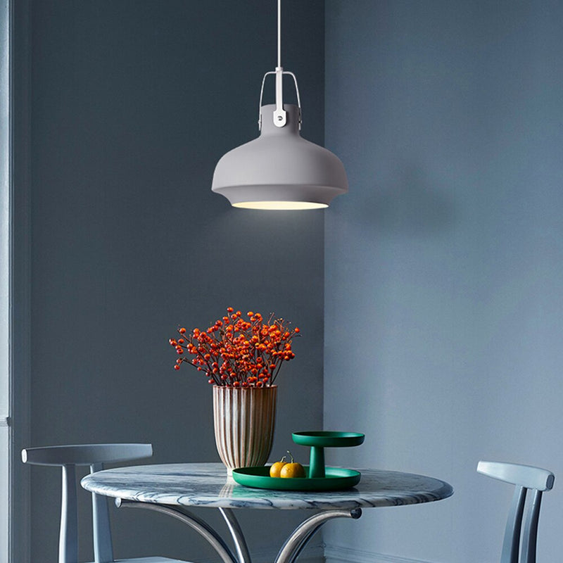 Lámpara de suspensión industrial con sombra redondeada y coloreada Aliza