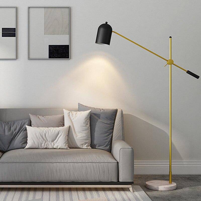Lampadaire design LED doré avec abat-jour noir et socle en marbre