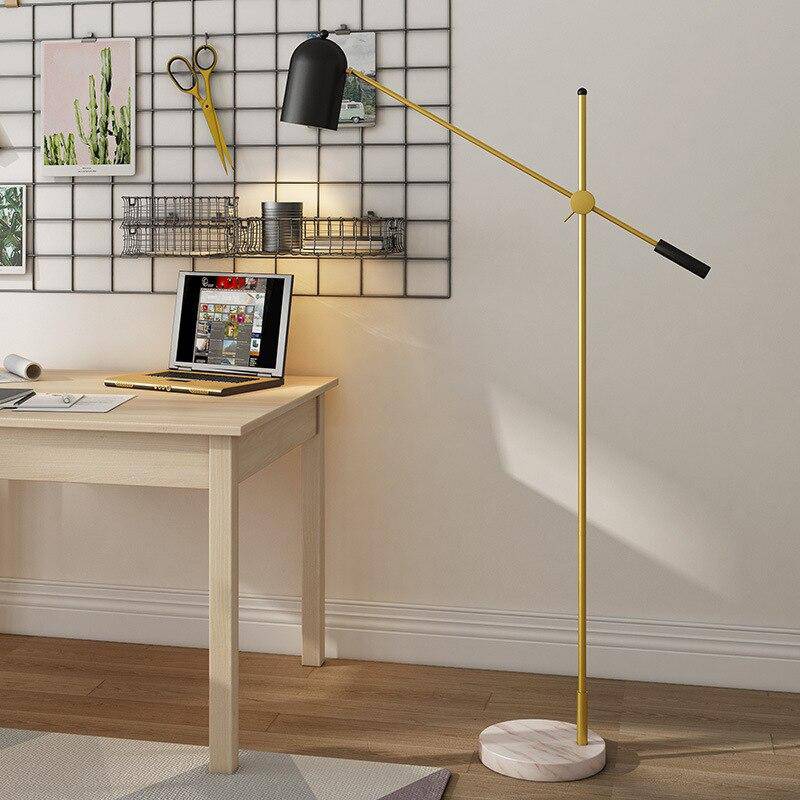 Lampadaire design LED doré avec abat-jour noir et socle en marbre