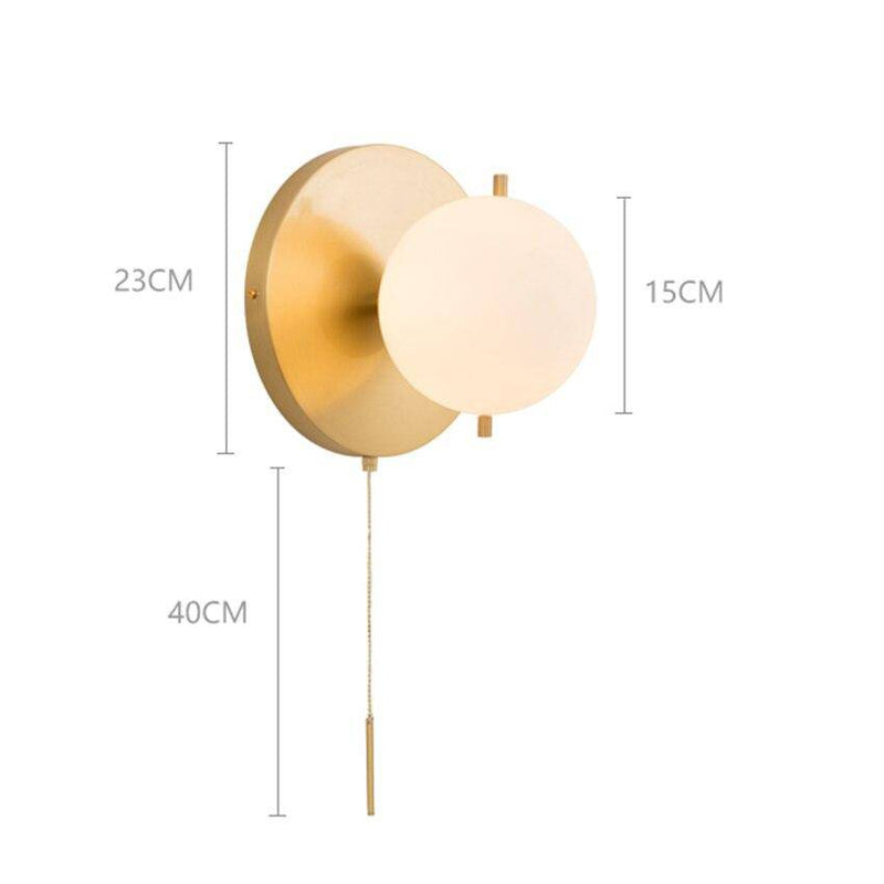 Moderno aplique LED con bola de cristal y base circular dorada