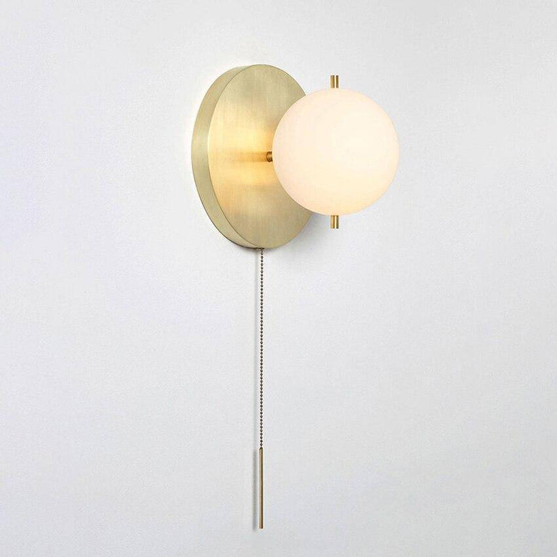 Applique murale moderne LED avec boule en verre et socle circulaire doré