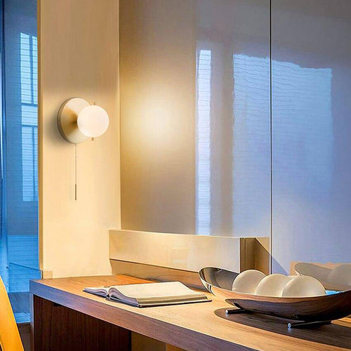 Applique murale moderne LED avec boule en verre et socle circulaire doré