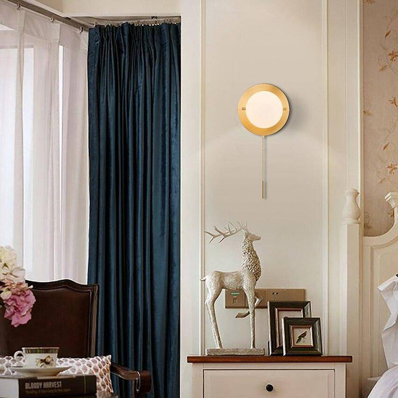 Applique murale moderne LED avec boule en verre et socle circulaire doré