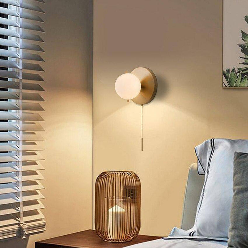 Applique murale moderne LED avec boule en verre et socle circulaire doré