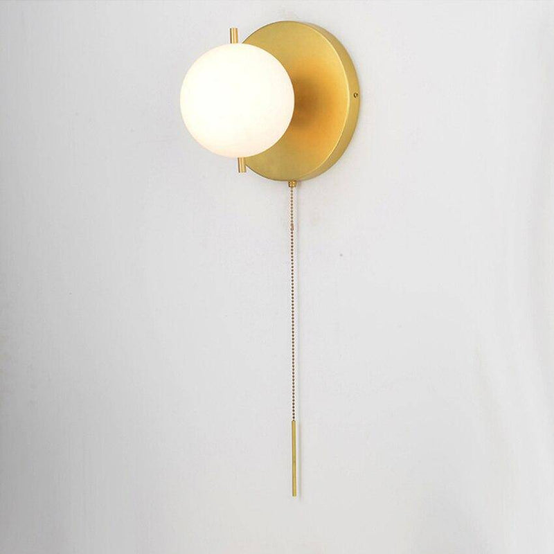 Moderno aplique LED con bola de cristal y base circular dorada