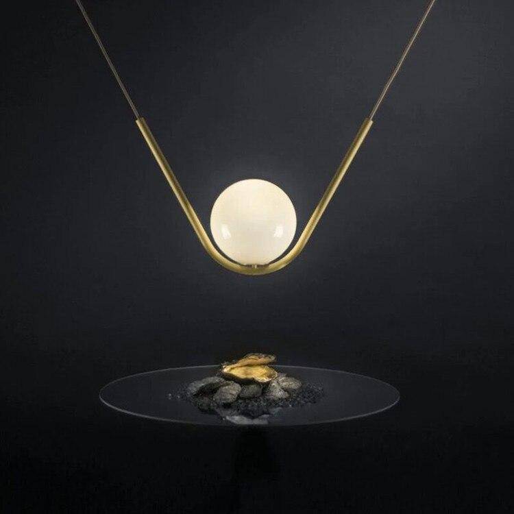 Suspension design sur fil en métal doré et boule en verre Art