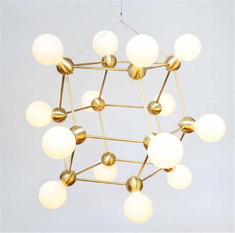 Lustre design géométrique avec plusieurs bras dorés et boules Molecule