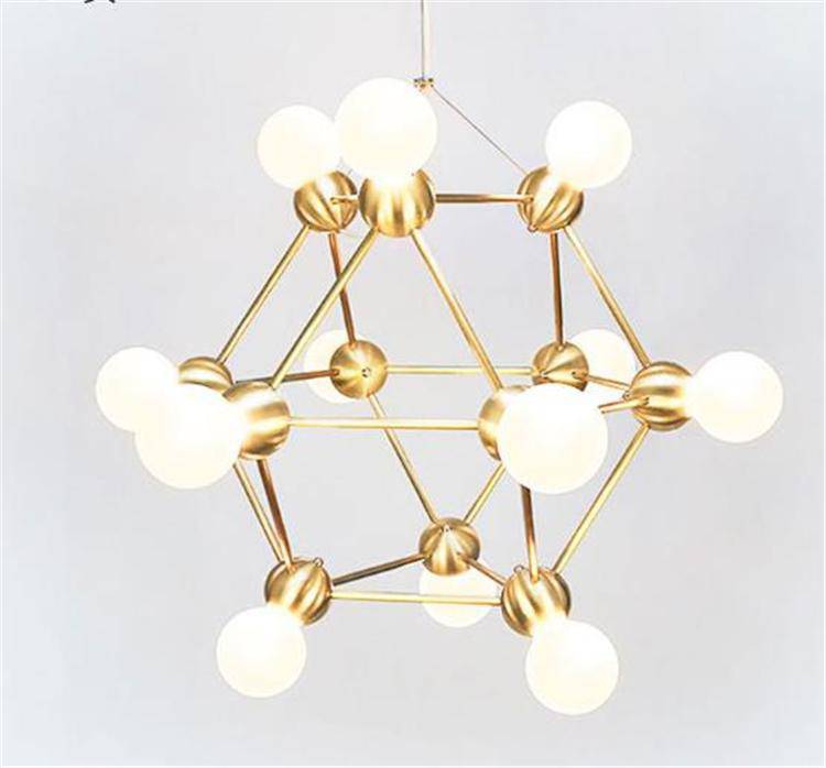 Lámpara de araña design geométrica con varios brazos dorados y bolas de molécula