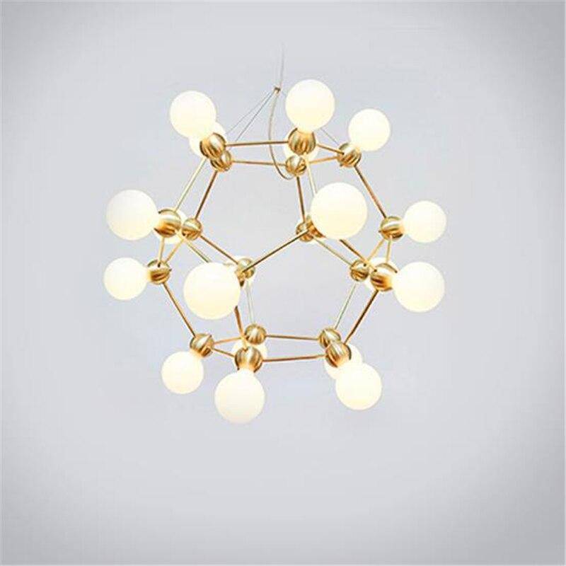 Lustre design géométrique avec plusieurs bras dorés et boules Molecule