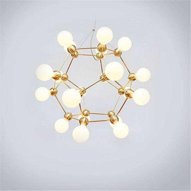 Lámpara de araña design geométrica con varios brazos dorados y bolas de molécula