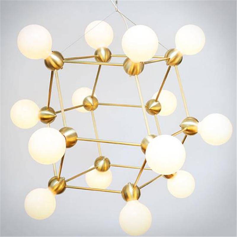 Lustre design géométrique avec plusieurs bras dorés et boules Molecule