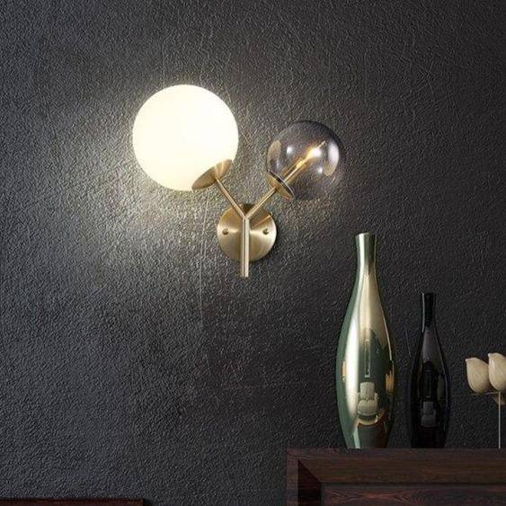Applique murale design LED en métal doré avec deux boules en verre