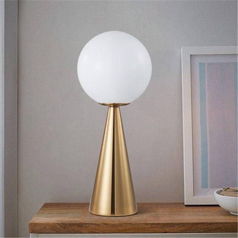 Lámpara de cabecera design en forma de cono y bola dorados