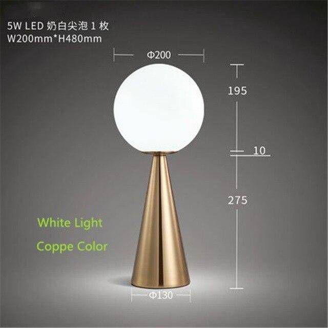 Lampe de chevet design en cône dorée et lampe en boule