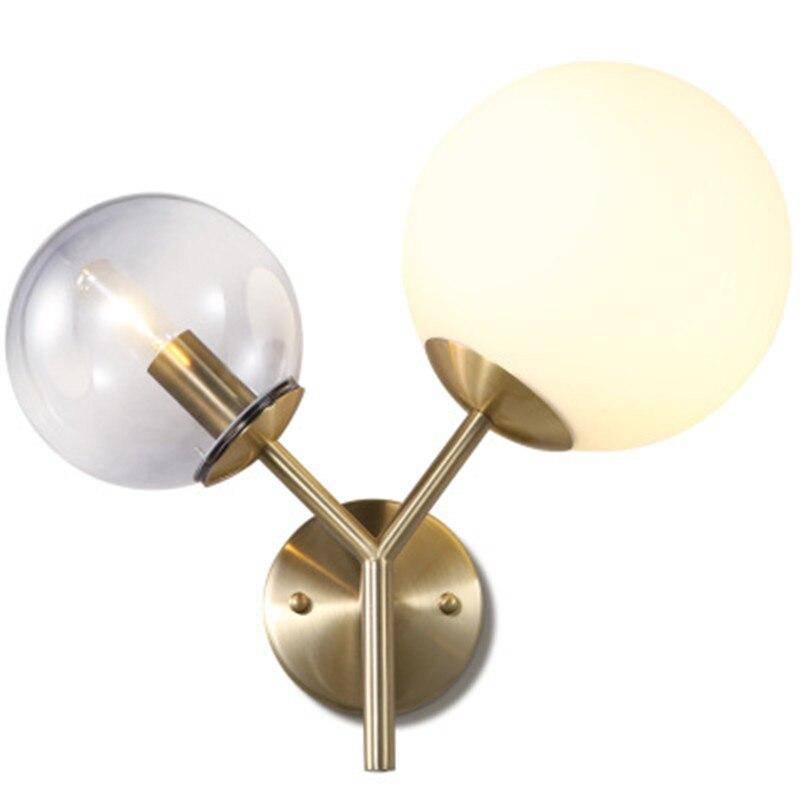 Applique murale design LED en métal doré avec deux boules en verre