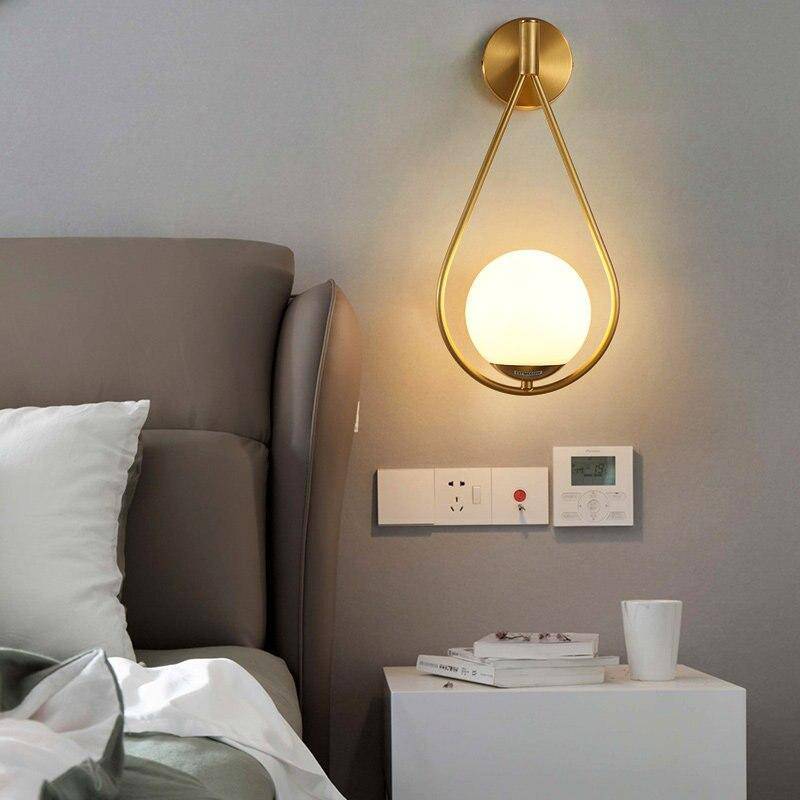 Applique murale design LED doré avec boule blanche Sconce