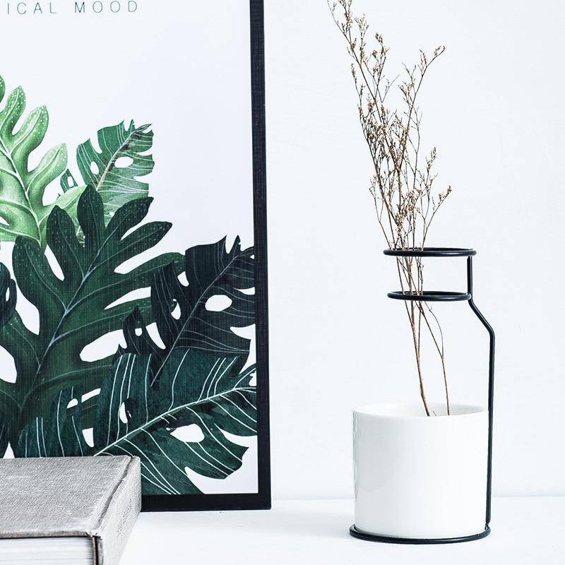 Vase design scandinave en céramique avec batons en métal
