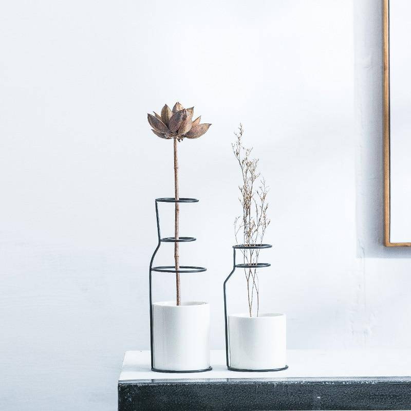 Vase design scandinave en céramique avec batons en métal