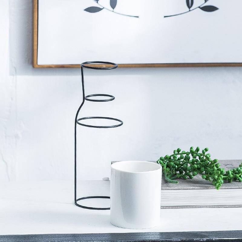 Vase design scandinave en céramique avec batons en métal