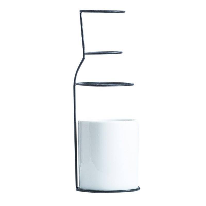 Vase design scandinave en céramique avec batons en métal