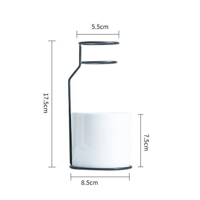 Vase design scandinave en céramique avec batons en métal