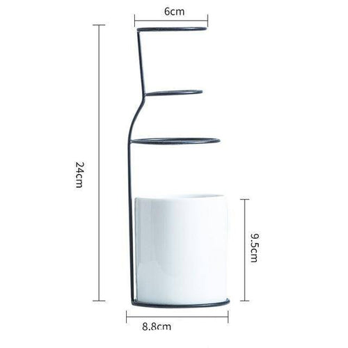 Vase design scandinave en céramique avec batons en métal
