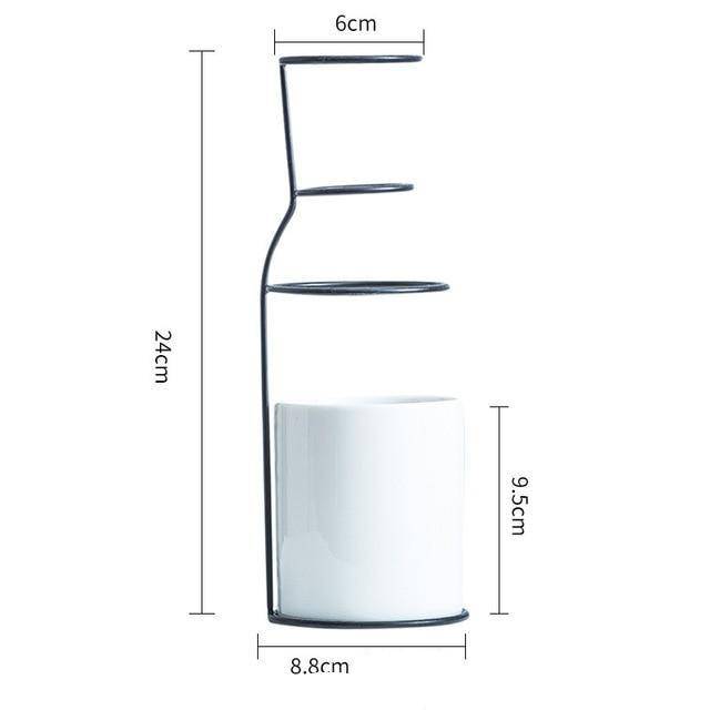 Vase design scandinave en céramique avec batons en métal