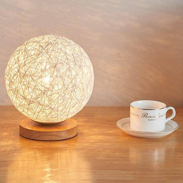Lampe à poser LED avec socle bois et boule en tissu de couleur Wicker
