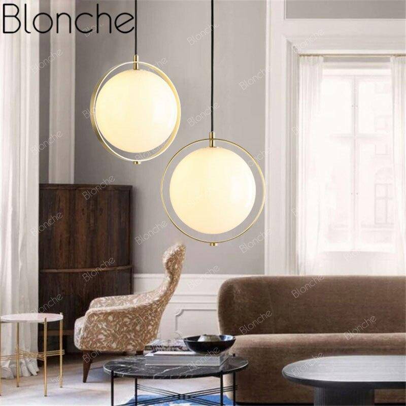 Suspension design LED avec cercle doré et boule en verre