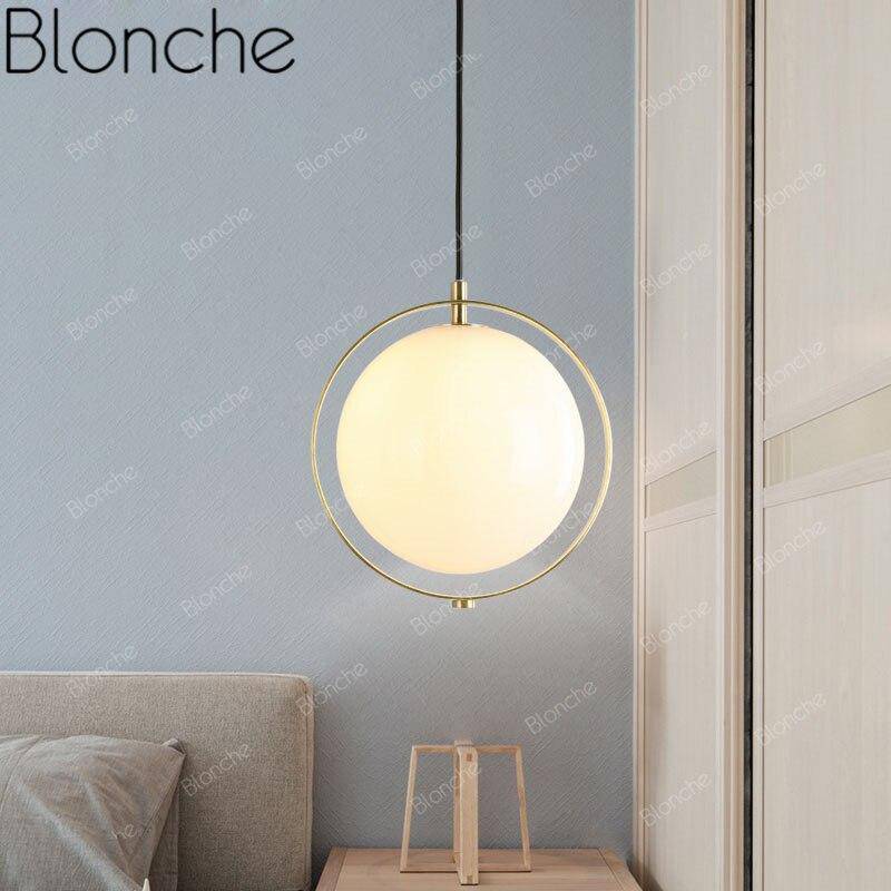 Suspension design LED avec cercle doré et boule en verre