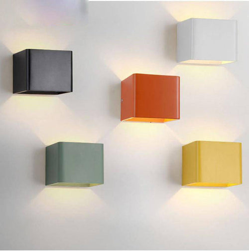 Moderno aplique LED con cubo metálico de color
