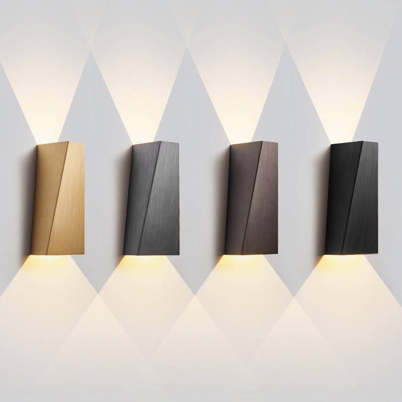 Applique murale design à LED en métal brossé style géométrique