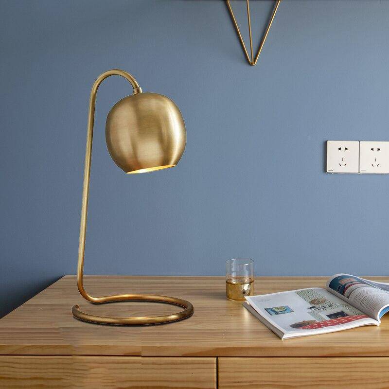 Lámpara de mesa design con LED dorado y pantalla metálica Loft