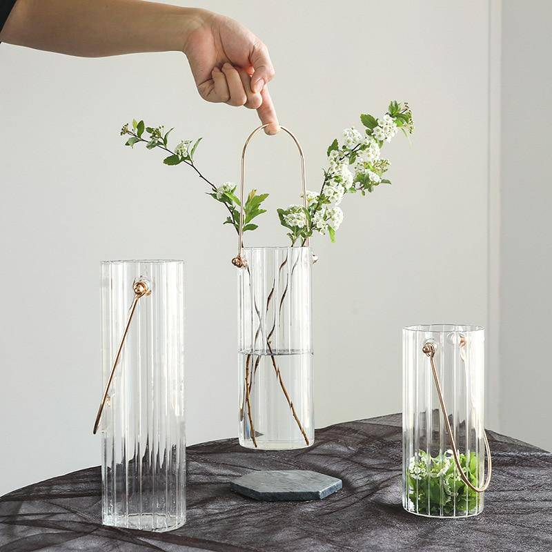 Moderno jarrón de cristal transparente a rayas