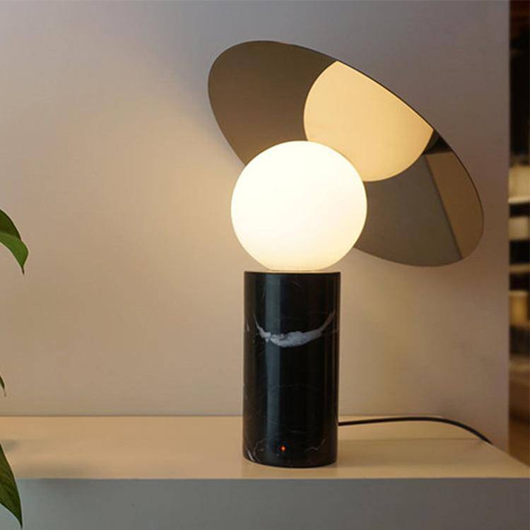 Lampe à poser design LED en marbre avec boule et disque en verre - vue 3 sur 7