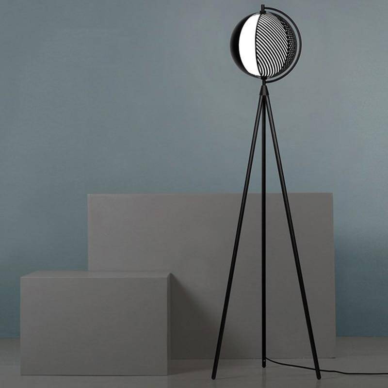 Lampadaire design LED tripod et boule en fer noir Swedish