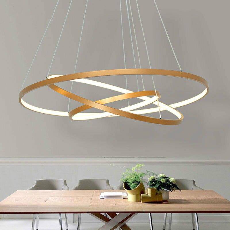 Lustre design avec anneaux imbriquées suspendus à LED