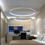 Lustre design avec anneaux imbriquées suspendus à LED