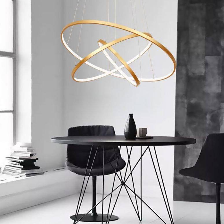 Lustre design avec anneaux imbriquées suspendus à LED