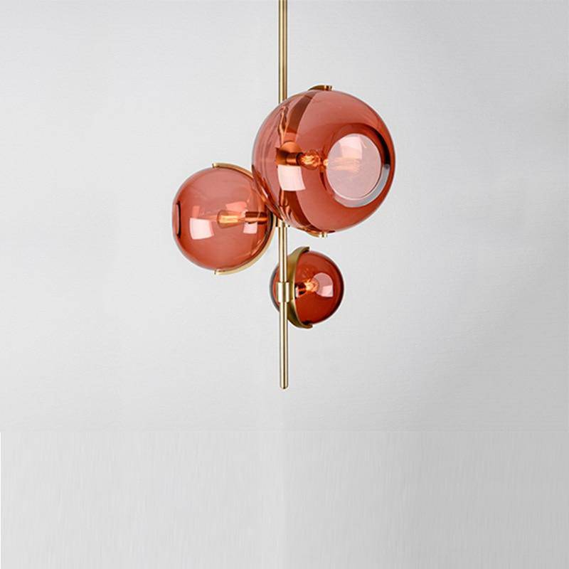 Suspension design LED avec tige doré et trois boules en verre rouge