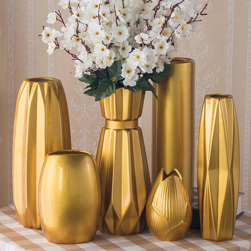 Vase design en céramique dorée au style géométrique - vue 4 sur 11