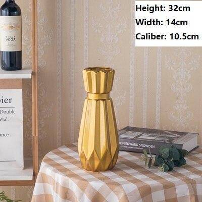 Vase design en céramique dorée au style géométrique - vue 5 sur 11