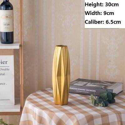 Vase design en céramique dorée au style géométrique - vue 10 sur 11