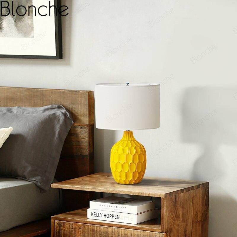 Moderna lámpara de sobremesa LED con forma de piña y pantalla blanca