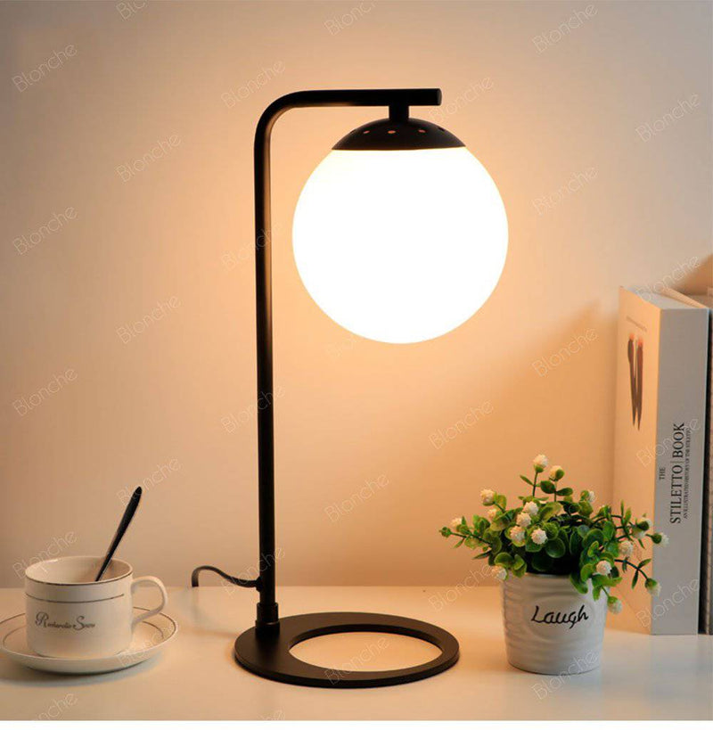 Lampe à poser design LED en métal et boule en verre Sofa