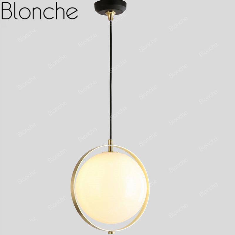 Suspension design LED avec cercle doré et boule en verre